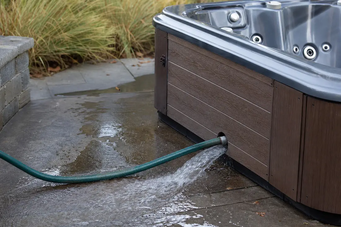 Abaissement du niveau d'eau du bassin lors de l'hivernage passif