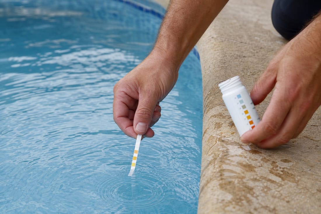 Exemple : mains réalisant un test d'eau avec kit colorimétrique