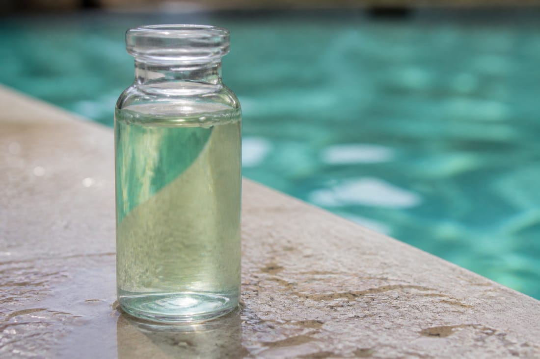 Exemple : flacon d'échantillon d'eau de piscine sur la margelle