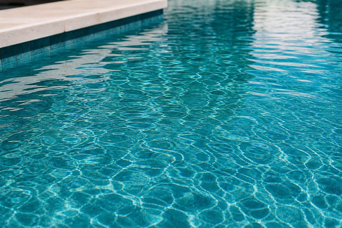 Exemple : surface d'eau claire de piscine privée