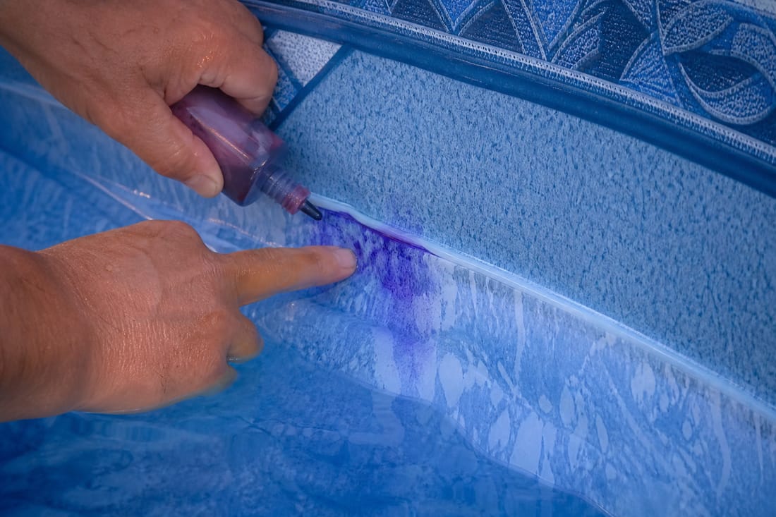 Exemple : mains testant une zone de fuite sur liner